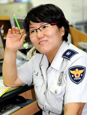 ▲ 23일 경장으로 특별승진한 김명덕 순경이 동천지구대에서 자신의 경찰 생활에 대한 이야기를 하고 있다. 윤정현 인턴기자