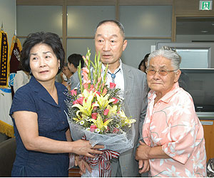 ▲ 일본에서 온 동생 이원수(가운데)씨가 65년 만에 누나 분자씨(오른쪽)와 동생 해자씨를 만나 감격의 눈물을 흘리고 있다. 박정출기자