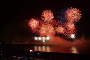 ▲ 2일 밤 형산강에서 폐막한 포항국제불빛축제에서 5만발이 넘는 불빛이 밤하늘을 수놓고 있다.