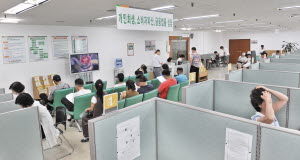 ▲ 경기침체가 이어지면서 빚을 감당하지 못하는 사람들을 지원하기 위한 신용회복위원회 대구사무소에 서민들의 발길이 이어지고 있다. 정우용기자 vin@msnet.co.kr