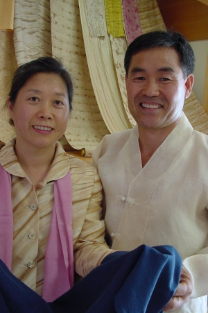 ▲ 상주 함창읍 허호 민숙희씨 부부가 자신들이 만든 명주에 감물염색을 한 작품을 선보이고 있다.