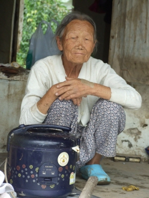 ▲ 의성군 옥산면 전흥리 김석필 할머니가 주택이 침수돼 가재도구들이 흙더미로 뒤덮이자 망연자실한 표정을 짓고 있다. 이희대기자