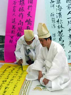2007년 7월 이우섭 선생의 빈소인 경남 김해 월봉서원에서 유림들이 만시를 쓰고 있다.