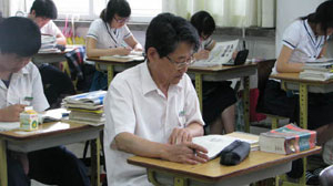 만학도 고3학생 진광준씨가 손자뻘인 학생들과 교실에 나란히 앉아 수업을 듣고 있다.