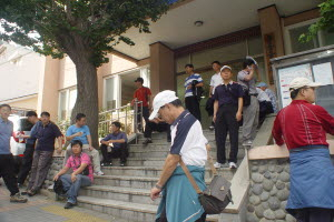 ▲ 부산시 공무원노조 대표 40여명이 본적을 독도로 옮기기 위해 4일 오후 울릉읍 청사를 찾아와 차례를 기다리고 있다.
