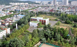 ▲ 2005년 이전한 수성구 만촌동 기무사 부지에 군인아파트 건립이 추진되고 있다는 사실이 알려지자 주민들이 반대하고 나서 마찰이 예상되고 있다. 사진은 만촌동 기무사 부지 현재 모습. 정우용기자 vin@msnet.co.kr