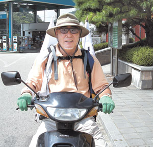 ▲오영상 미국 남애리조나 한인회 이사장이 독도 서명운동을 벌이면서 스쿠터를 타고 서울에 도착, 8일 일본대사관을 방문하고 서명지를 전달한다.