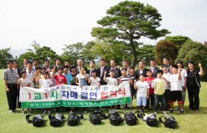 ▲ 칠곡 매원초교 골프선수단이 자매결연을 한 파미힐스CC에서 파이팅을 외치고 있다. 김성우기자