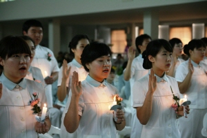 ▲ 경운대 간호학과 학생들이 나이팅게일의 숭고한 뜻과 정신을 이어받은 간호사가 되기 위해 선서하고 있다.