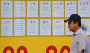 ▲ 정부의 양도세 부담 완화 등 부동산 활성화 대책이 발표되고 주택 가격 하락세가 이어지면서 시장에서 매수세가 살아날지 관심을 모으고 있다. 부동산 전문가 중에서는 추석 이후 분위기가 달라질 것으로 보는 사람들이 늘고 있다. 급매물이 많고 한산한 부동산중개업소. 정운철기자 woon@msnet.co.kr