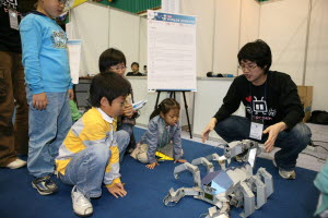 ▲ 제10회 한국지능로봇경진대회가 19일부터 21일까지 사흘간 포스텍 체육관 등에서 열린다. 지난해 대회 모습.