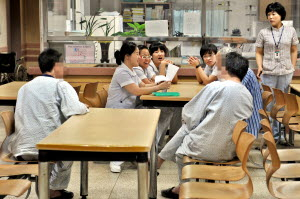 ▲ 알코올 중독 환자들은 격리치료를 받는 처음 일주일간은 극심한 금단현상에 시달린다. 주변 상황을 인식하고 간호사들과 자유롭게 대화할 정도면 상당히 호전된 것이다. 사진은 대구의료원 알코올병동. 정우용기자 vin@msnet.co.kr