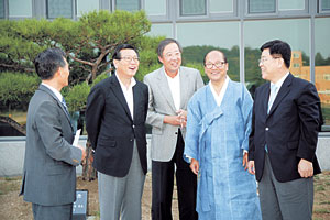 왼쪽부터 윤영동 풍산고등학교장, 박삼구 금호아시아나 회장, 유진 풍산회장, 김휘동 안동시장, 김광림 국회의원.