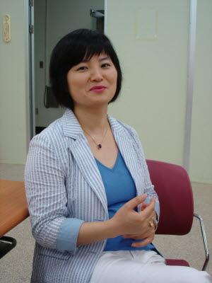 ▲ 윤찬희씨는 자녀에게 책을 읽도록 강요하지 않고 자연스럽게 책을 즐길 수 있도록 환경을 만들어주는 것이 중요하다고 말한다. 전창훈기자