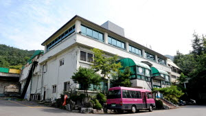 ▲ 다음달 말 폐쇄돼 향후 개발 방향에 관심이 쏠리고 있는 앞산수영장. 윤정현 인턴기자