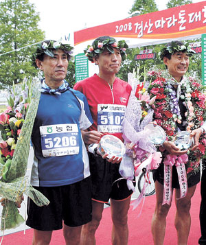 제7회 경산마라톤대회에서 마라톤코스 200회와 100회를 완주한 아마추어 달림이들. 왼쪽부터 전석광·박운정·박원주씨.