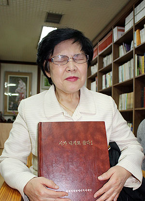 ▲ 점자책 시집을 낭송하는 시각장애인 이상숙씨. 이철순 시민기자