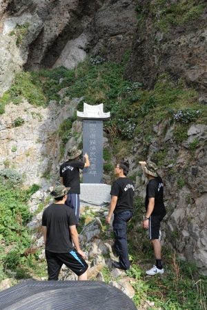 ▲ 동도에 세워진 조난어민 위령비.