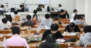 ▲ 개천절 연휴가 시작된 3일 오전. 중간고사 기간이 시작되기까지 2주일 가까이 남았지만 경북대 도서관의 열기는 뜨거웠다. 정운철기자 woon@msnet.co.kr