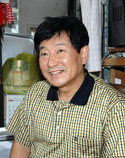 ▲ 도넛 가게를 하면서 매년 설과 추석 때마다 400여만원 상당의 백미를 주민센터와 마을금고에 기탁하고 있는 주인완씨.
