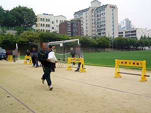 ▲ 환경미화원 시험에 응시한 지원자들이 무게 20㎏의 모래주머니를 들고 50m를 달리는 체력검사를 받고있다.