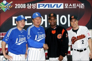 ▲ 7일 오후 부산 사직야구장에서 가진 프로야구 삼성 라이온즈와 롯데 자이언츠의 준플레이오프 미디어데이에서 삼성의 주장 진갑용과 선동렬 감독, 롯데의 로이스터 감독과 주장 조성환(왼쪽부터)이 인터뷰를 갖고 있다. 삼성 라이온즈 제공