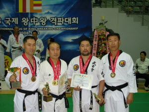▲ 경기도 고양시에서 열린 2008 국제왕중왕격파대회에서 뛰어난 격파 실력을 선보인 무사회의 여상흠, 이완욱, 김호진, 서병대 관장(왼쪽부터). 무사회제공.