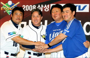 ▲ 삼성의 선동열 감독과 두산의 김경문 감독이 15일 서울 잠실구장에서 열린 플레이오프 미디어데이에 참석해 기자회견을 하면서 부드러운 분위기를 연출하고 있다. 삼성과 두산의 주장인 진갑용(맨 오른쪽), 김동주도 자리를 함께 했다. 삼성 라이온즈 제공
