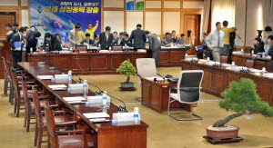 ▲ 20일 오전 10시 대구시청 회의실에서 열릴 예정이던 국회 행정안전위원회 대구시청 국정감사에 민주당 의원들이 쌀 직불금관련 규탄대회 참석으로 불참, 국정감사가 진행되지 않고 있다. 사진은 국감의원들의 자리가 텅빈 대구시청 국감장. 정우용기자 vin@msnet.co.kr
