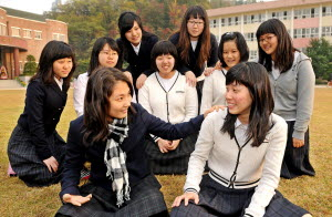 ▲ 대구여고 뮤지컬팀 학생들이 운동장에 앉아 자신들의 공연에 대한 소감과 평가를 하고 있다. 윤정현 인턴기자