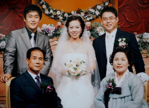 ▲ 경찰가족 이상렬(56)씨의 가족사진. 좌측 하단 이씨부터 시계방향으로 작은 아들 창주, 큰 며느리 김현주, 큰 아들 성희, 부인 황명자씨다.