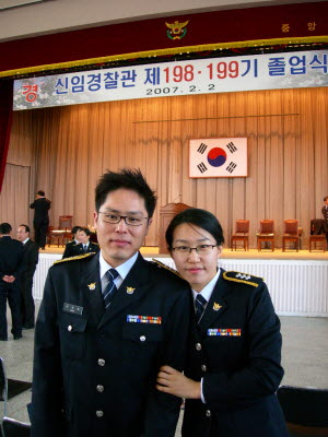▲ 대구경북 과학수사 양가를 이어준 신상화 경장과 박희정 경장이 다정스럽게 포즈를 취했다.(경북경찰청 제공)