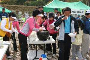 ▲ 초록회원들이 마라토너들에게 사과 막걸리와 어묵을 제공하고 있다.