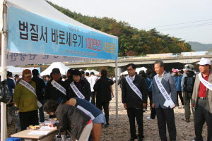 ▲ 법무부 범죄예방위원 의성지역협의회 청송지회 회원들이 대회장에서 법질서 지키기 100만인 서명을 받고 있다.