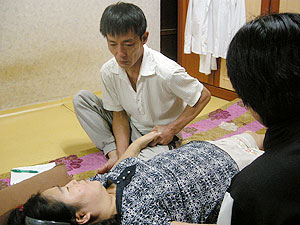 ▲ 몸이 아픈 박해성씨를 사이에 두고 김성문씨 부자가 손을 주무르고 있다. 가족에게 잘 하지 못해 마음이 아픈 아버지에게 아들은 말했다. 