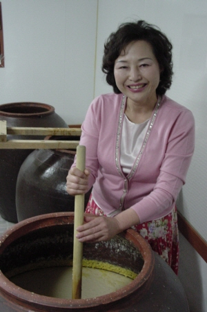 ▲ 은자골 탁배기 임주원 대표가 전통 숙성실에서 발효 중인 막걸리를 살펴보고 있다. 이홍섭기자