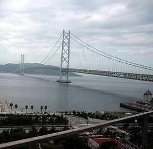 ▲ 고베에 있는 아카시해협대교(明石海大橋)는 세계에서 가장 긴 다리로 유명하지만 지진 등 각종 재해에 견딜수 있도록 설계돼 일본인들에겐 안전한 다리로도 유명하다. 1998년 준공까지 무려 40년이 걸렸다.