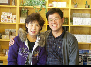 ▲부부가 함께 하늘호수를 운영하고 있는 서미자 대표와 정문섭 이사.