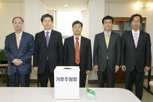 ▲ 오른쪽부터 1번 황평, 2번 이용호, 3번 배성현, 4번 이효수, 5번 최순돈 교수.