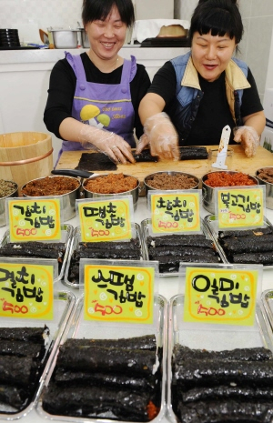 ▲ 불황이 찾아오면서 IMF 때와 같은 초저가 상품들이 인기를 끌고 있다. 29일 오후 대구시 남구 명덕네거리 부근 한 김밥집에서 직원들이 500원짜리 김밥을 만들고 있다. 정운철기자 woon@msnet.co.kr