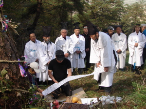▲ 농 심마니 회원들이 산삼 심기에 앞서 