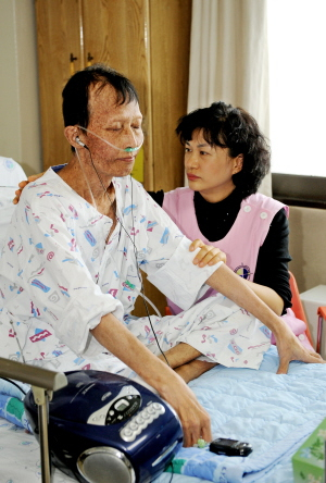 ▲ 갑작스레 찾아온 백혈병과 수술 후유증으로 힘들어하는 박태학씨는 오랜 병에 시달린 노인 같았다. 하지만 명상에 잠길 때만큼은 검버섯이 도드라진 얼굴도 조금씩 밝아졌다. 윤정현 인턴기자