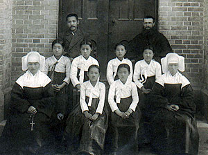 ▲ 1916년 3월 열린 제5회 졸업식 모습.