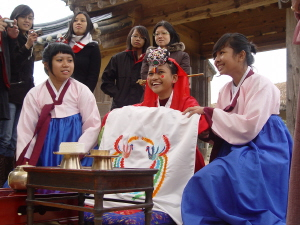 ▲ 싱가포르 학생들이 영주 선비촌에 수학여행을 와 한국 전통문화를 체험하고 있다. 경북도 제공
