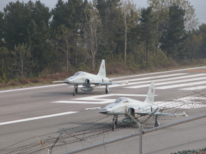 ▲ 6일 죽변 비상활주로에서 실시한 이착륙 훈련 중 F-5E 전투기가 이륙을 준비하고 있다. 울진·황이주기자