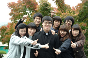 ▲김민수(가운데)씨와 친구들이 교정에서 활짝 웃으며 즐거워하고 있다. 경북과학대 제공