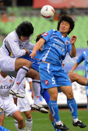 ▲ 9일 오후 대구스타디움에서 열린 프로축구 대구FC 대 성남 일화의 시즌 마지막 경기에서 대구FC의 황선필이 후반전 종료 직전 0대1로 뒤지던 상황에서 헤딩슛을 날리고 있다. 김태형기자 thkim21@msnet.co.kr