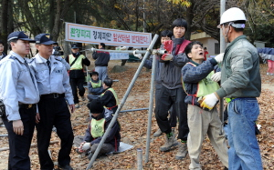 ▲ 10일 대구 수성구 파동 용두골 입구 앞산 4차 순환도로 공사현장에서 시민단체·민노당 대구시지부 간부들이 공사중지를 요구하며 경찰이 지켜보는 가운데 공사를 강행하는 시공사측과 실랑이를 벌이고 있다 . 김태형기자 thkim21@msnet.co.kr