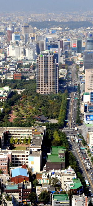 ▲ 헬기에서 내려다본 대구 도심에는 드문드문 초록색이 눈에 띄었지만 제대로 연결되지 않은 채 고립된 모습이었다. 아래쪽 국채보상공원에서 위쪽으로 멀리 보이는 달성공원까지 녹지축을 조성하면 대구는 그야말로 푸른 도시가 될 수 있을 것이다.