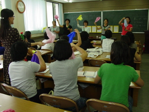 ▲ 칠곡여성인력개발센터에서 주부들이 마술·수학지도사 과정 수업을 받고 있다. 이상원기자